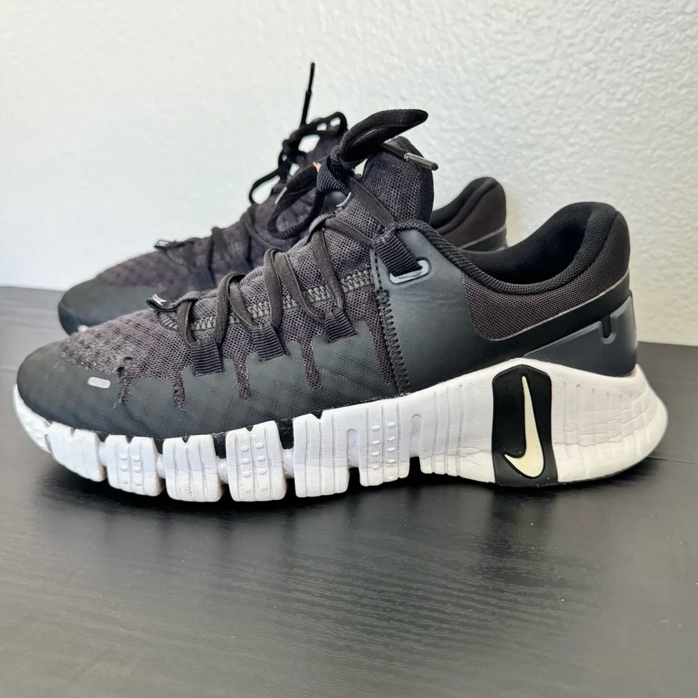 Nike Free Metcon 5 shoes Black and White Size 10